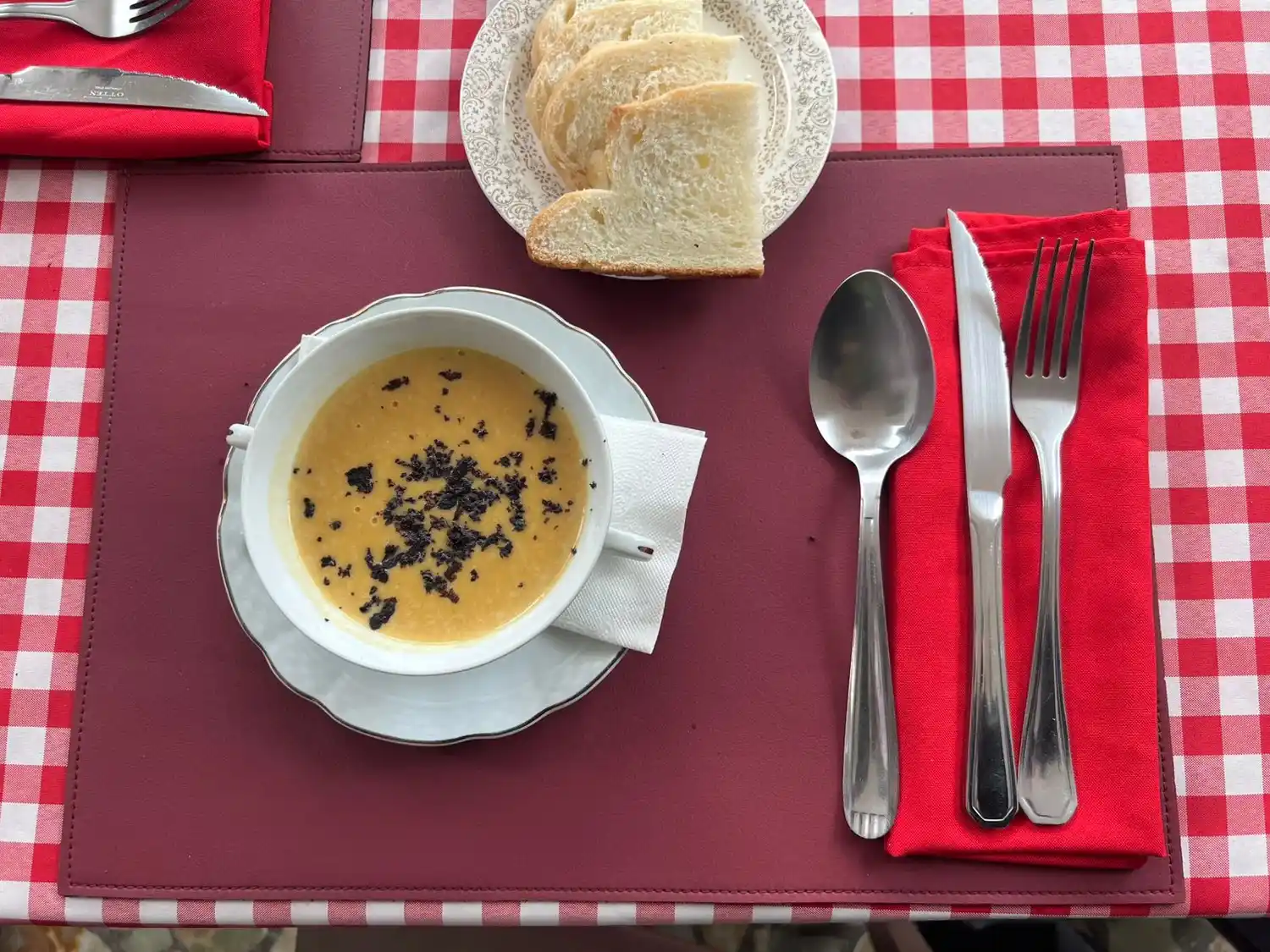 La trufa rallada se incorpora a la materia grasa de la sopa crema. "Es una bomba", definió Micolis.