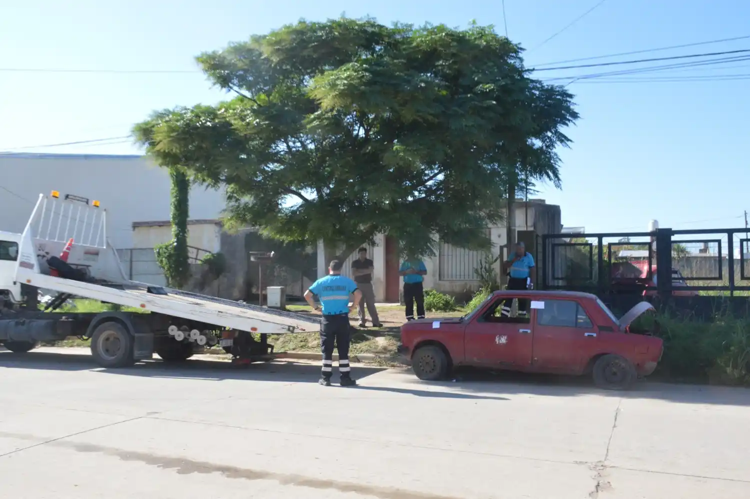 El vehículo en el momento que lo cargan a la grúa.