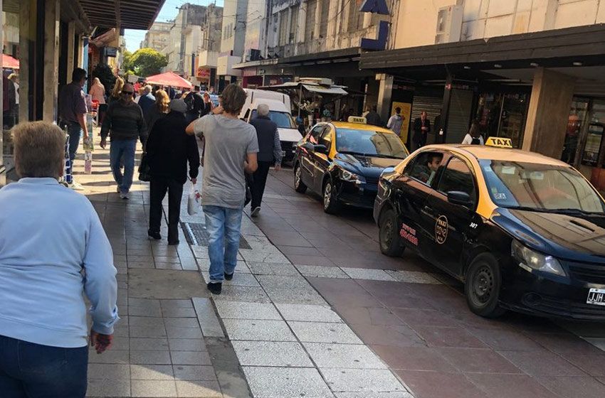 Sancionarán a los taxis que circularon por la Peatonal San Martín para esquivar un piquete  