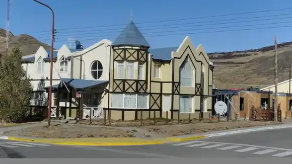 Hallaron un muerto dentro de un hotel de los Kirchner ocupado ilegalmente: la Justicia ordenó su desalojo