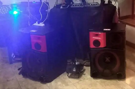 Sustraen costosos equipos de audio de una camioneta