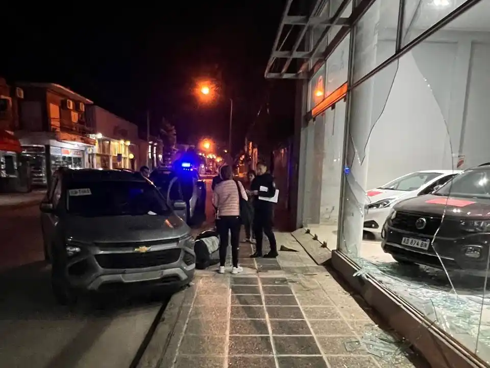 Se incrustó contra la vidriera de una concesionaria en pleno centro, se negó al test de alcoholemia y conducía sin seguro