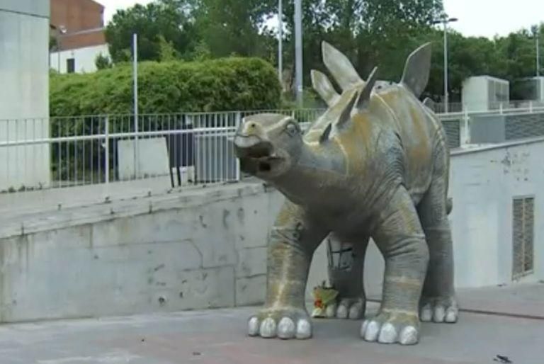 Hallan el cuerpo de un hombre dentro de la estatua de un dinosaurio