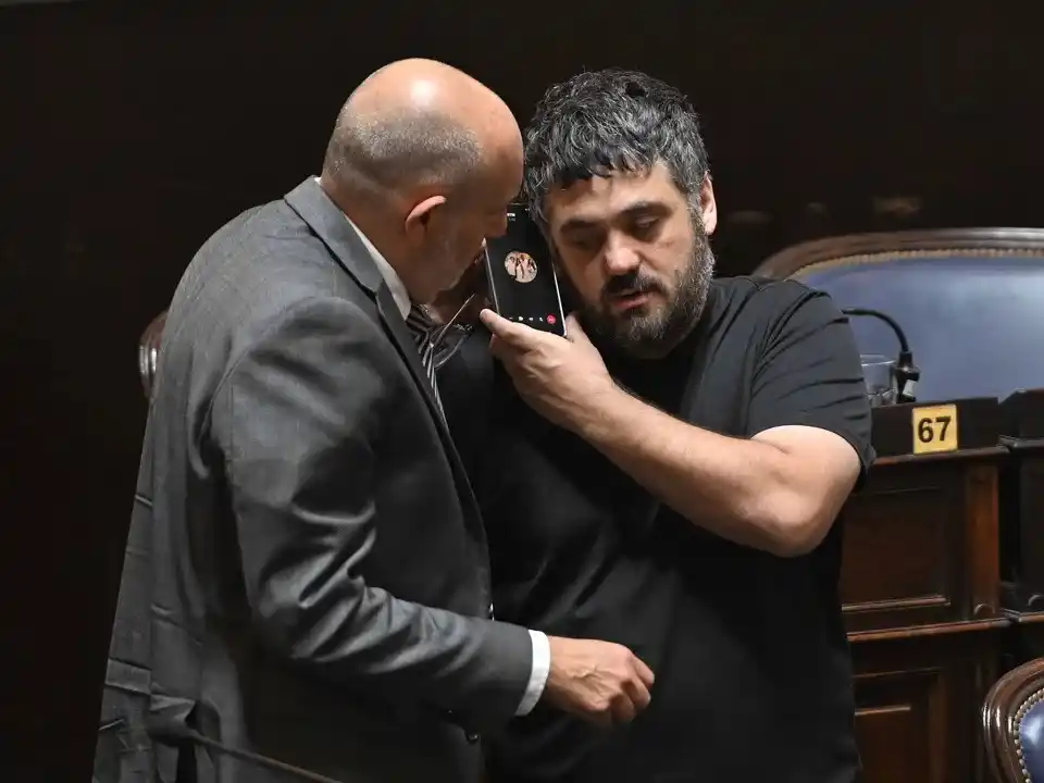 Alexis Guerrera dialoga con Sergio Massa junto a Facundo Tignanelli.