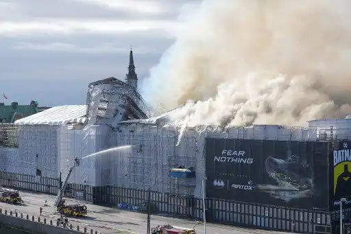 VORAZ INCENDIO EN HISTÓRICO edificio de la Bolsa de Copenhague  (+Video)