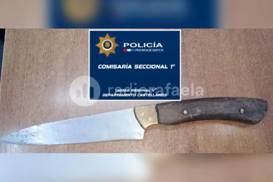 Un falso as bajo la manga: lo agarraron con un chuchillo escondido en la ropa