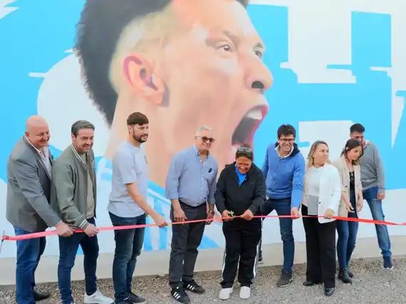 Emotiva inauguración del mural en homenaje a Lisandro Martínez