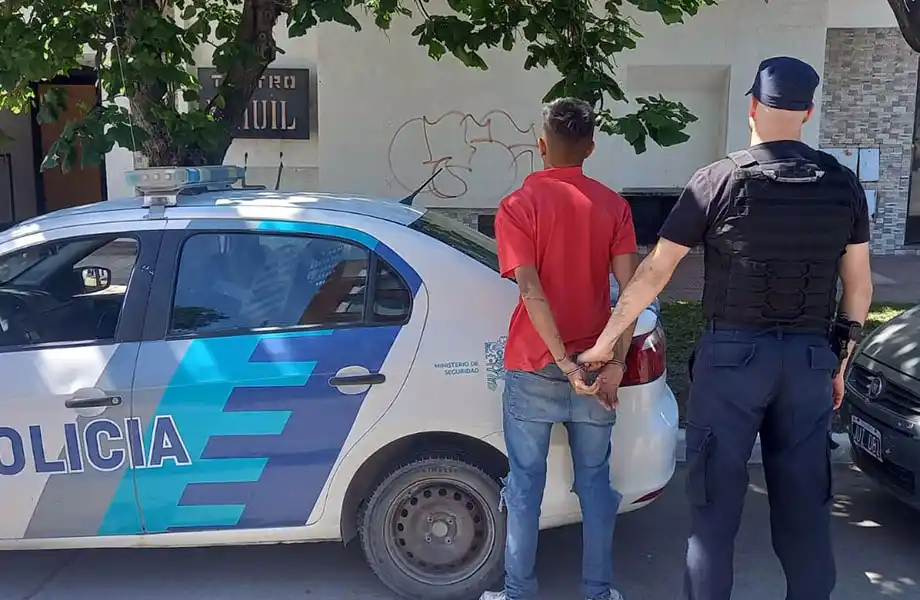 Lo atraparon en pleno robo en la sala del Teatro Nihuil