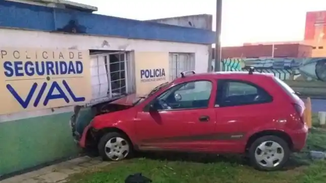 Automovilista borracho se estrelló contra el destacamento de la PSV