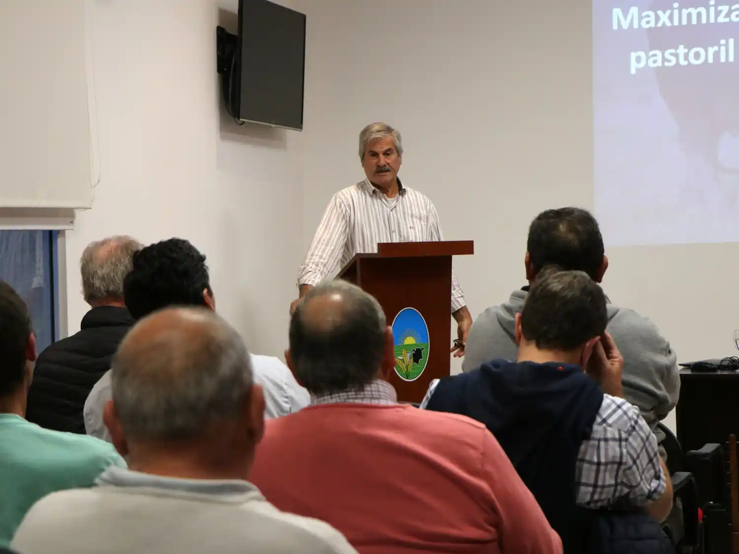 El empresario ganadero, Néstor Scioli, orientó la charla en el Espacio Cultural
