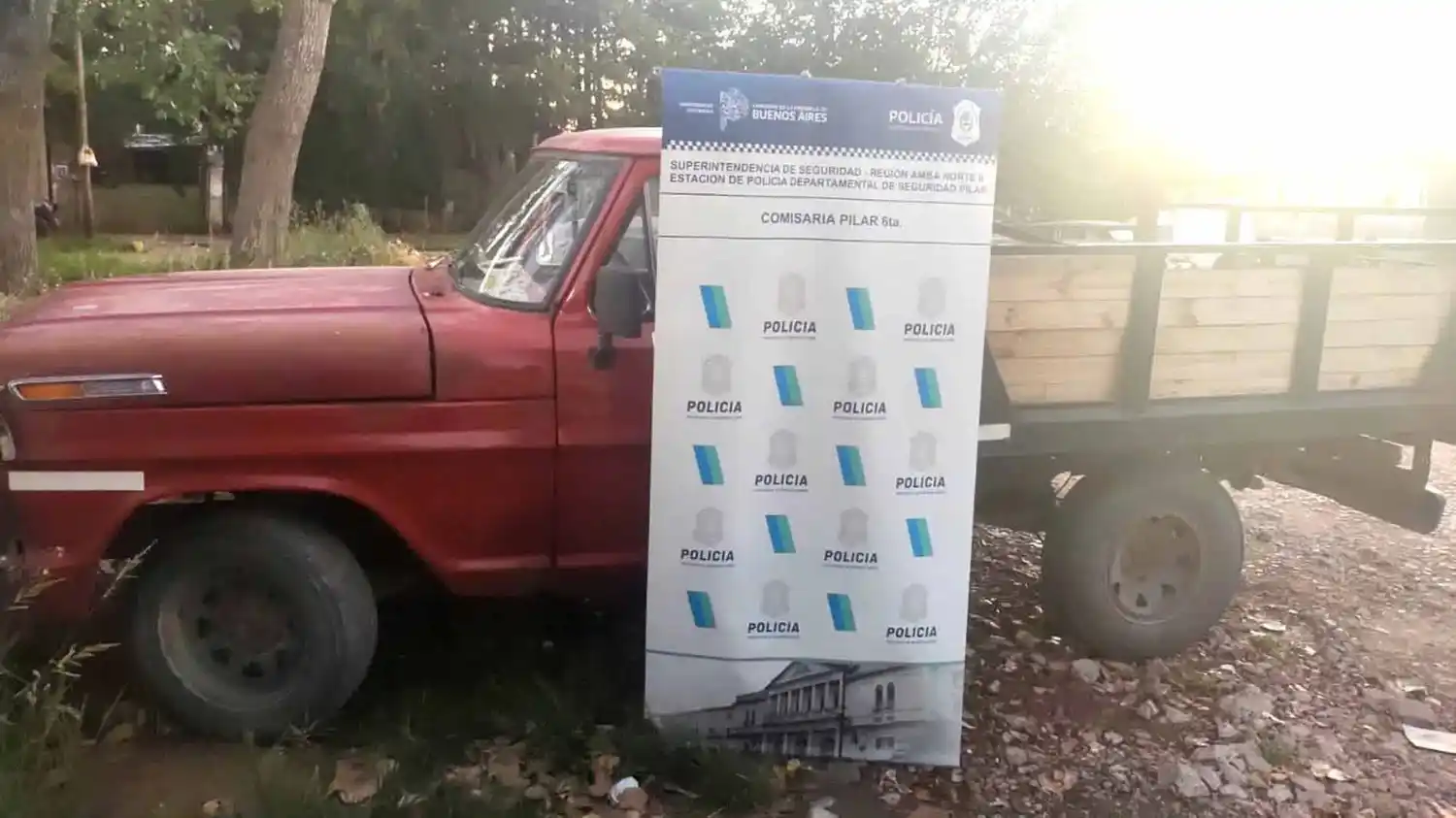 Insólito: Cinco personas se quisieron llevar un poste de luz de la calle pero fueron detenidos en Pilar