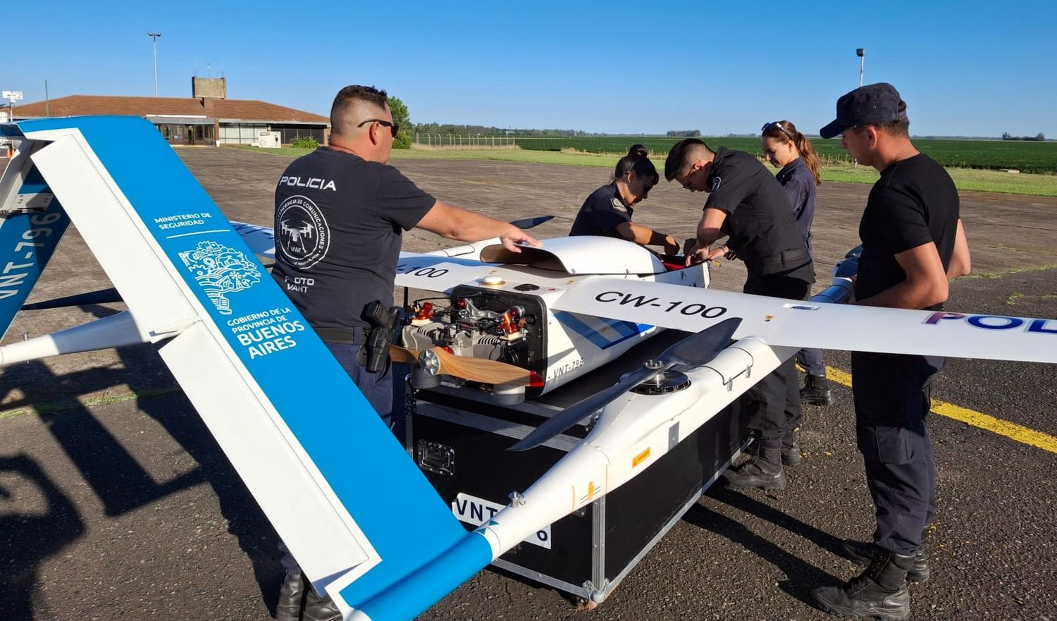 Preparativos. Con el drone que trajeron para patrullar los campos locales