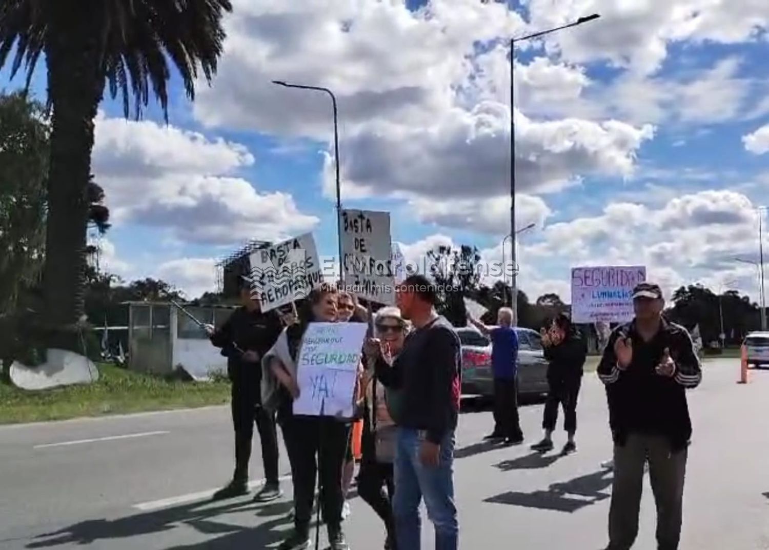 Vecinos manifestándose en Ruta 2.