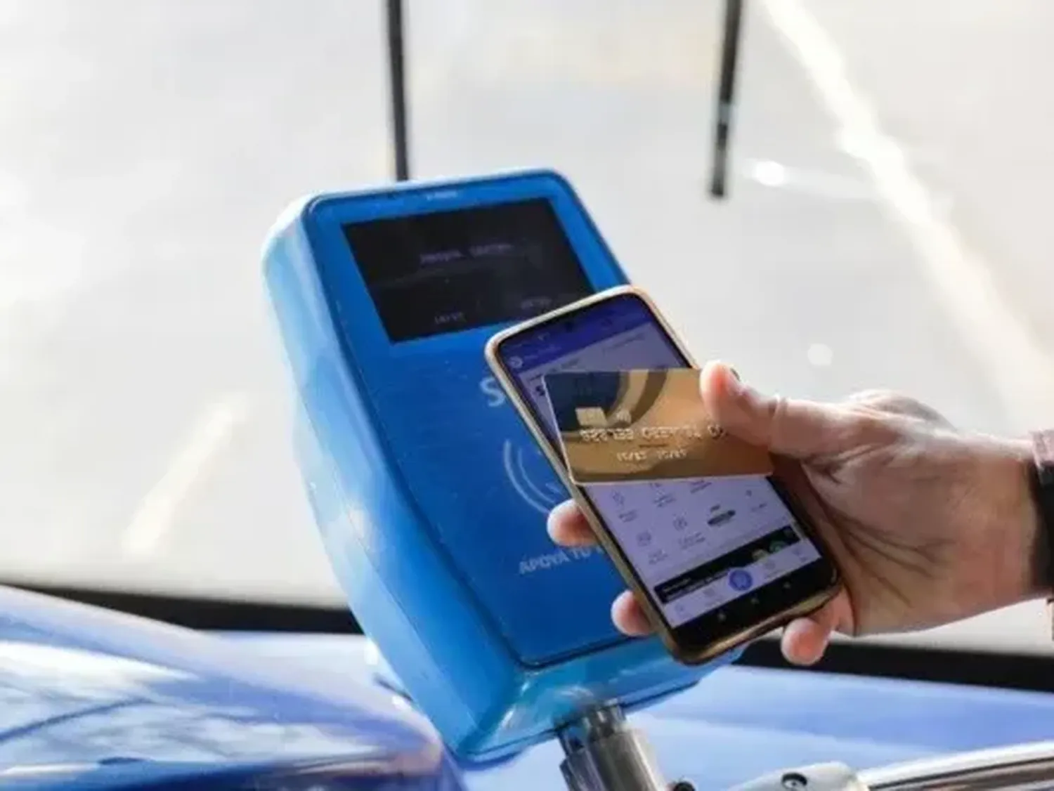 Más de 100 mil viajes diarios en colectivos ya se pagan con tarjeta y QR
