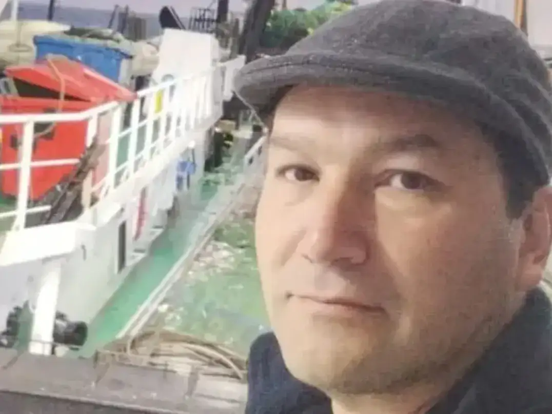 Tras la conferencia, familiares, compañeros y representantes del SOMU convocaron a una movilización en la Banquina Chica del puerto marplatense para reclamar la continuidad de la búsqueda y exigir el esclarecimiento de las circunstancias que rodearon la desaparición del marinero.