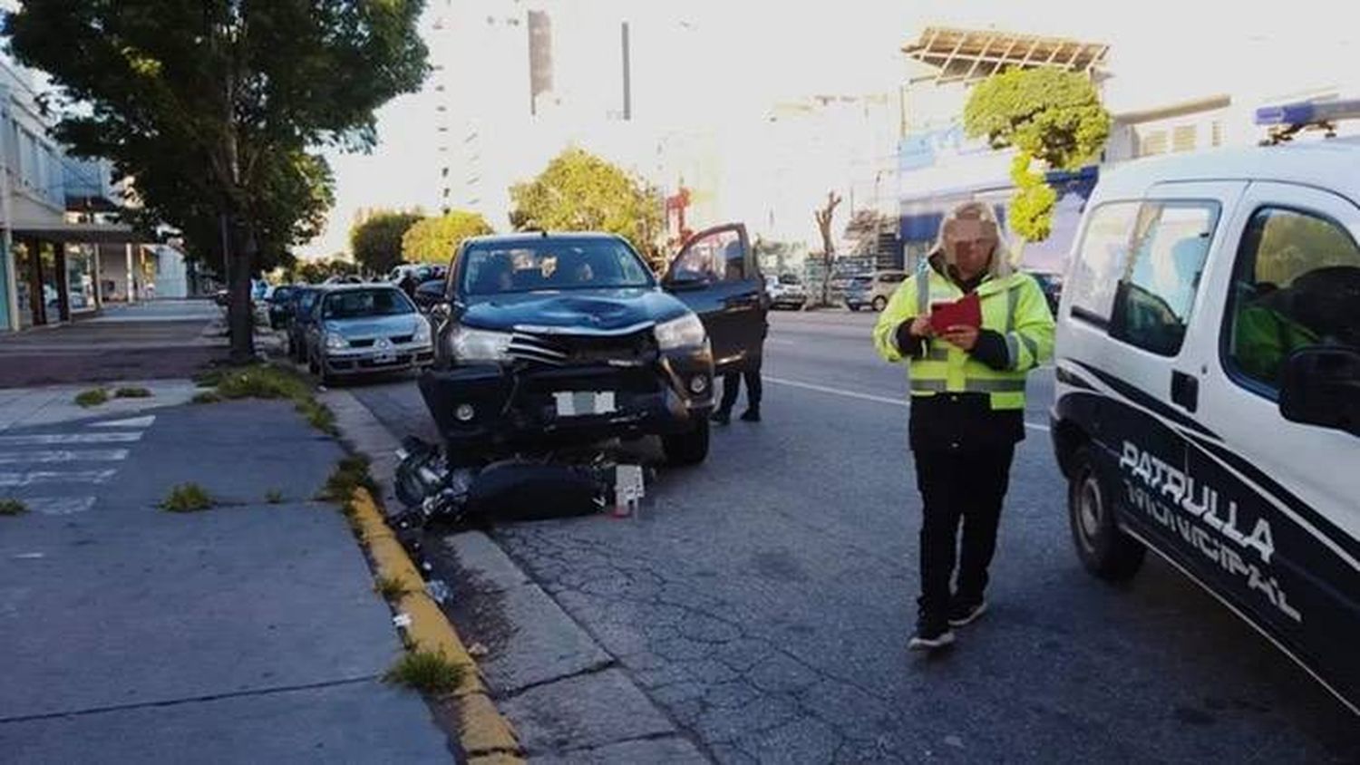 Cruzó en rojo con su camioneta, chocó a  una moto y trató de coimear a la policía