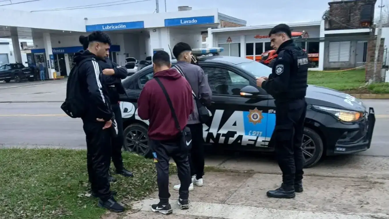 Insólito: salió a promocionar un casino online trucho con afiches en las calles de un pueblo de la región - 1