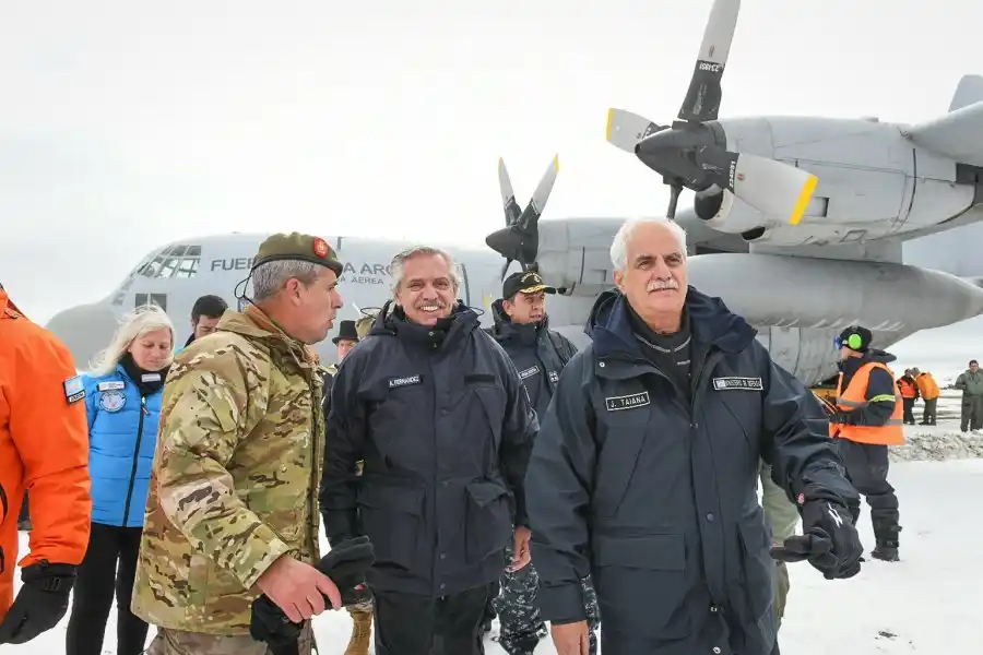 El mandatario visitó la Base Marambio acompañado por los ministros de Defensa, Jorge Taiana, entre otros funcionarios.