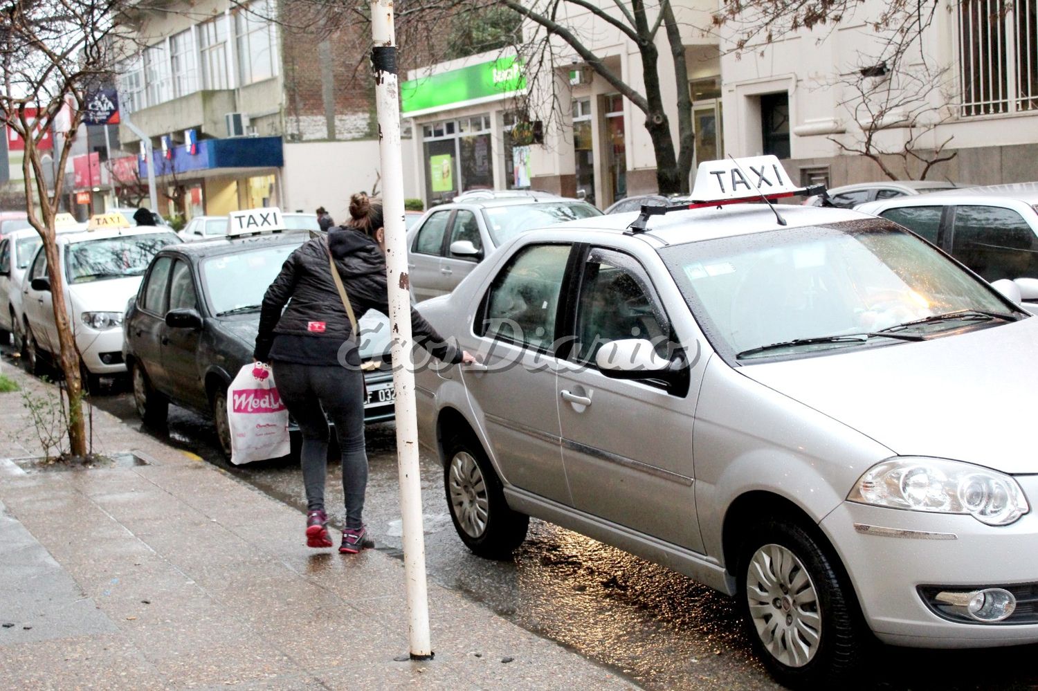 Taxis: la bajada de bandera pasará a tener un valor de $1.200