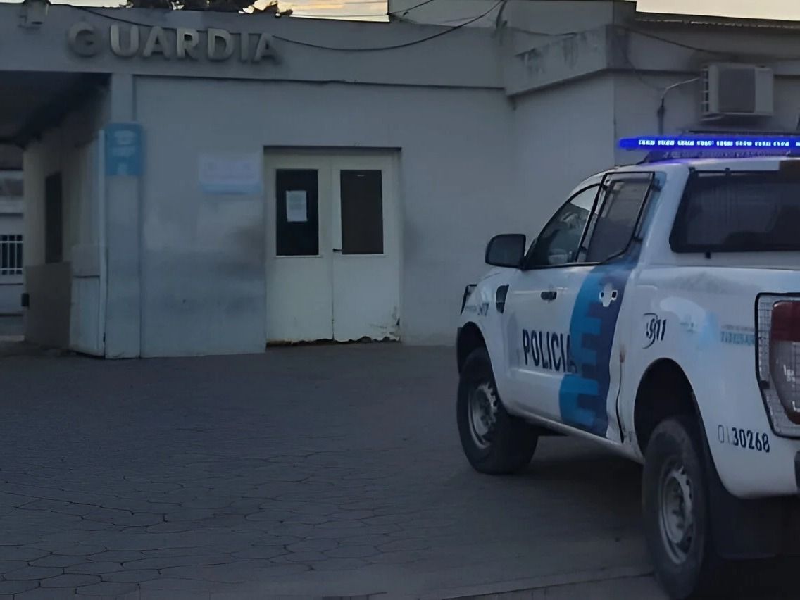 El hombre fue reducido por el personal policial.