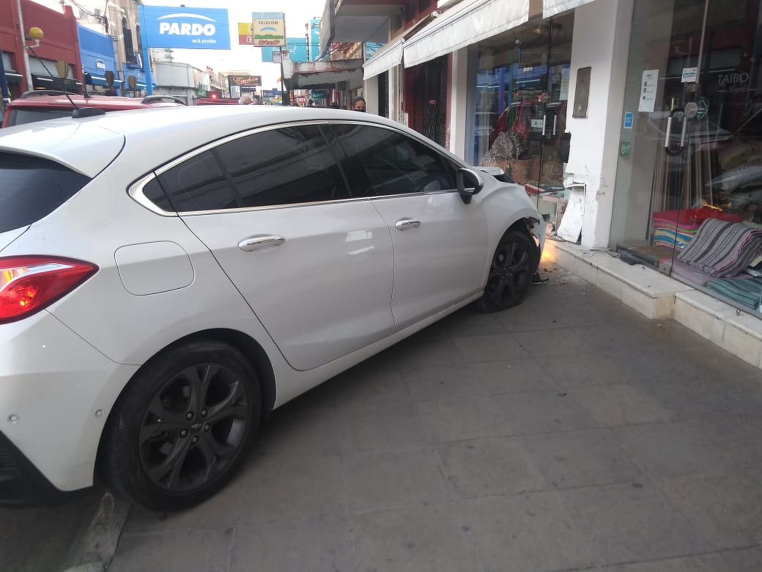 El video que muestra cómo fue el accidente del auto que chocó contra un local en el centro