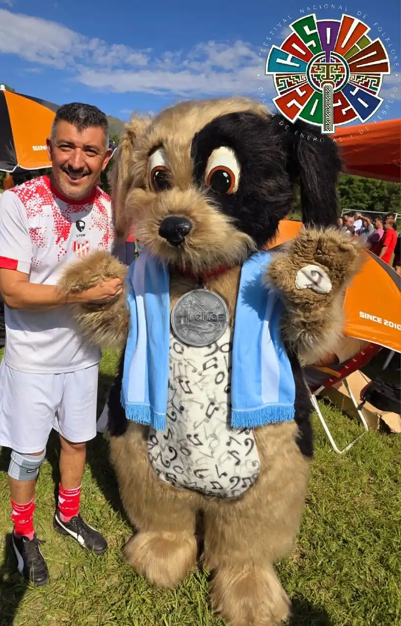 Huellitas, la mascota de la música, brilló en el tradicional
Partido de las Estrellas en Cosquín