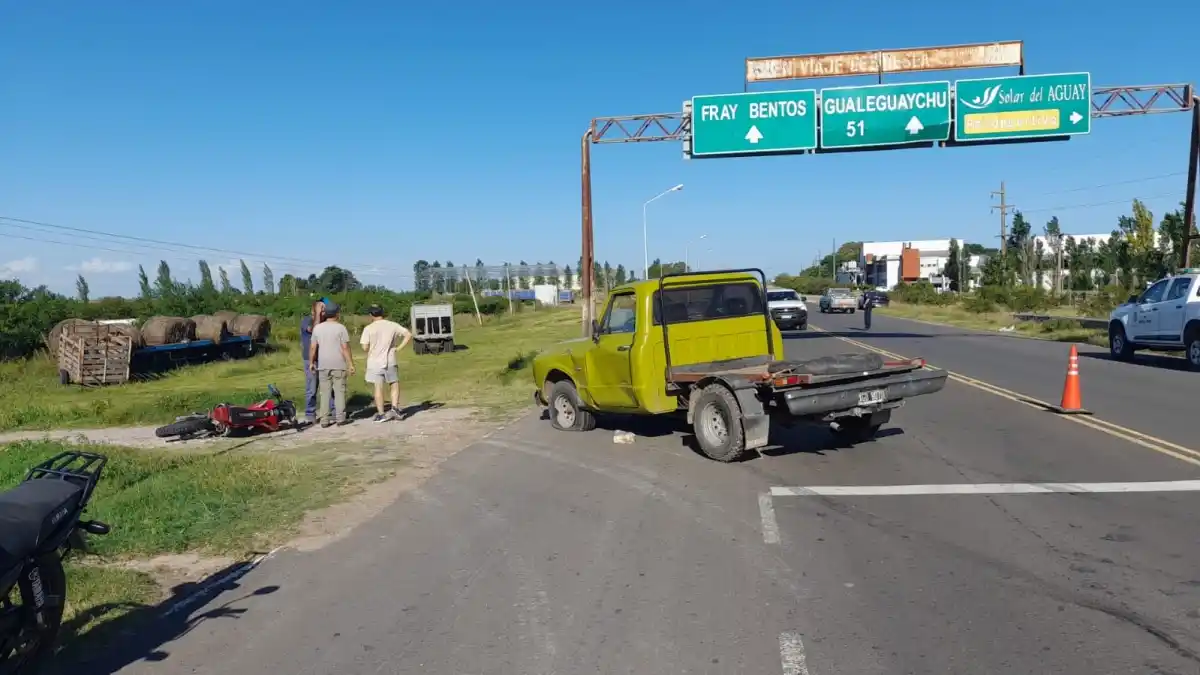 Un motociclista de Larroque fue chocado por una camioneta: terminó con heridas de consideración