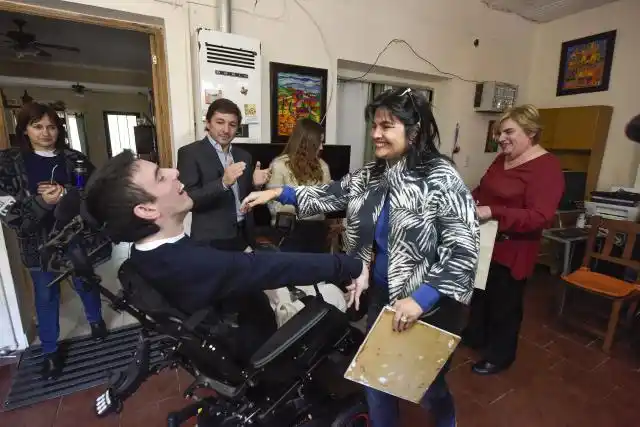Un joven con parálisis cerebral podrá "caminar junto a su mamá"