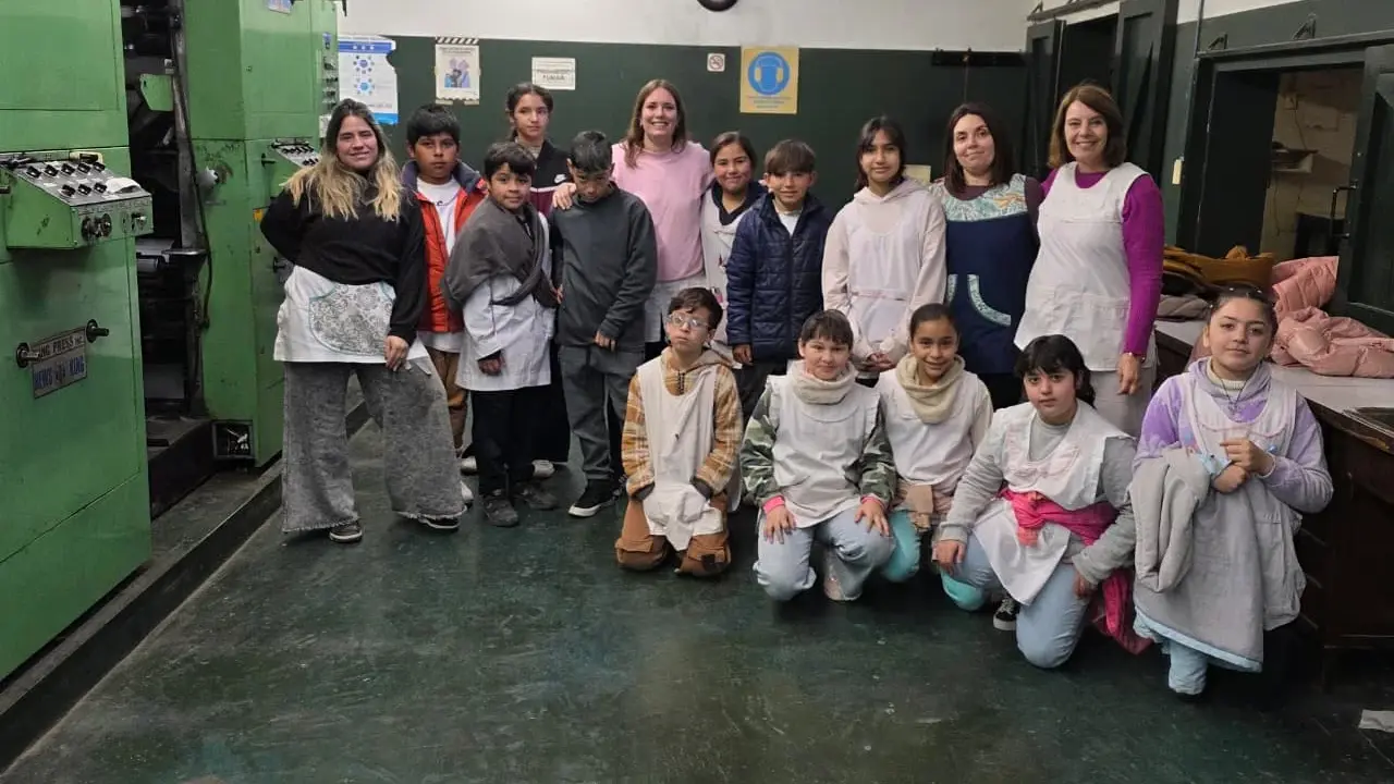 Los alumnos de cuarto, quinto y sexto grado de la Escuela 2 junto a docentes y la orientadora educacional, en el área de impresión de La Voz del Pueblo