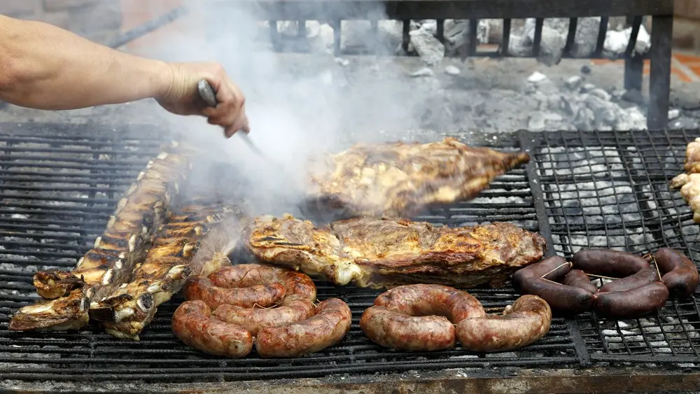 ¿Cuánta carne comprar para un asado de 10 personas? El mito del medio kilo por cabeza