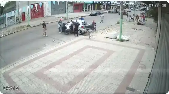 Locura total en La Matanza: Así un conductor atropelló a un grupo de amigos y mató a una chica de 17 años 