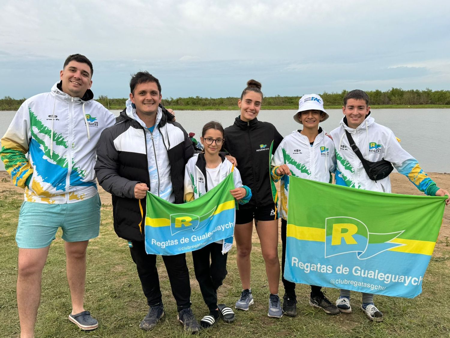 Martina Vela (medio) junto a sus compañeros del club Regatas y el entrenador Exequiel Ríos.