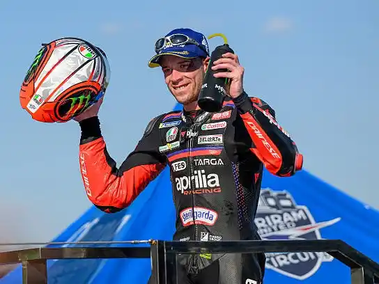 Bezzecchi celebra en lo más alto del podio.