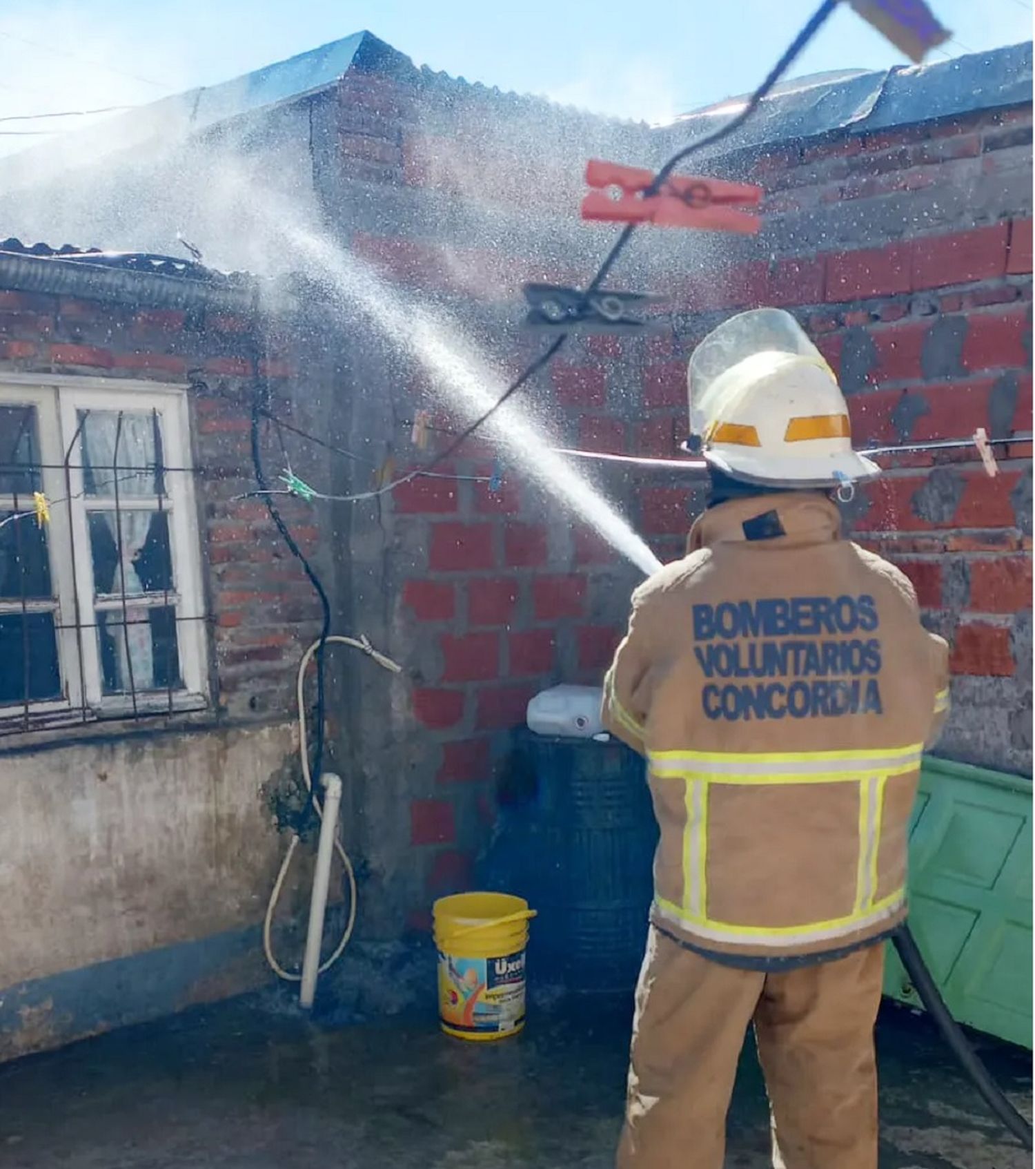 Dramático rescate de tres niños en un incendio de una vivienda
