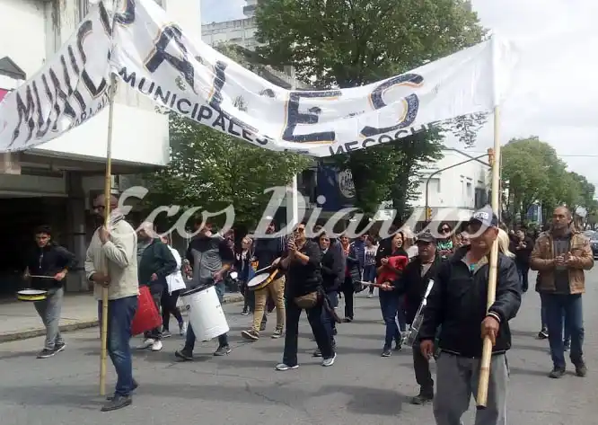 Municipales vuelven a sus puestos pero con quite de colaboración