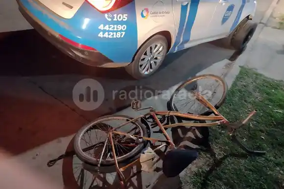 Mientras lo seguía la GUR, descartaba elementos robados: dos sillones, una cubierta y una bici