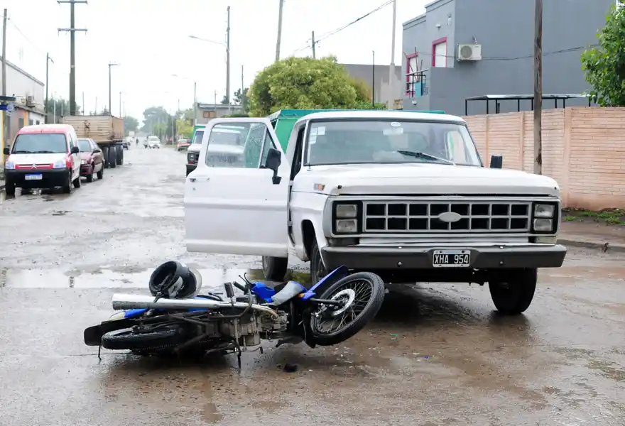 Un motociclista fue hospitalizado tras impactar contra una camioneta