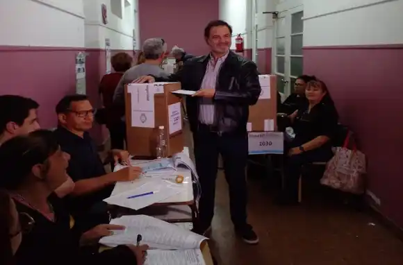 Rolando Demaio votó en la escuela 31