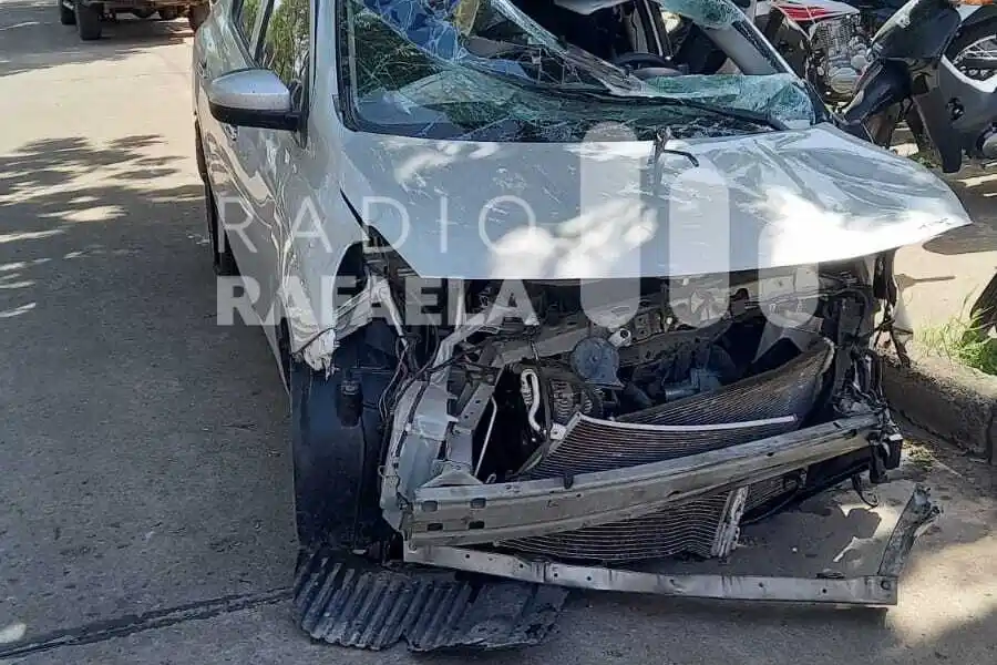 Un auto chocado en calle Suipacha, ¿y abandonado?