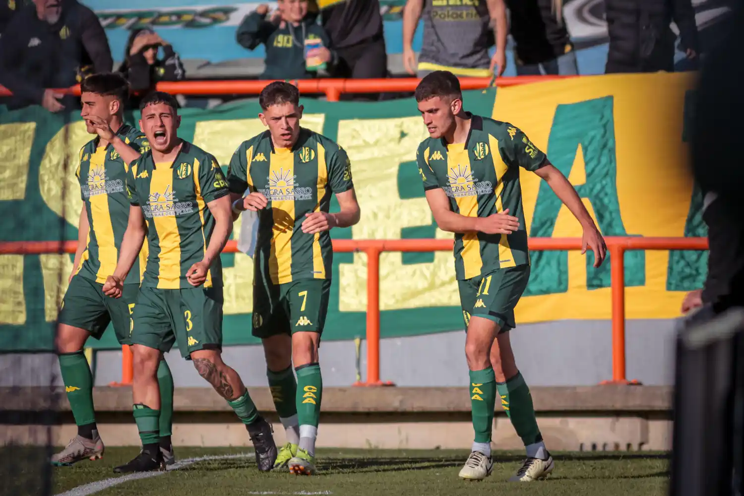 Aldosivi festejando un gol en el Minella