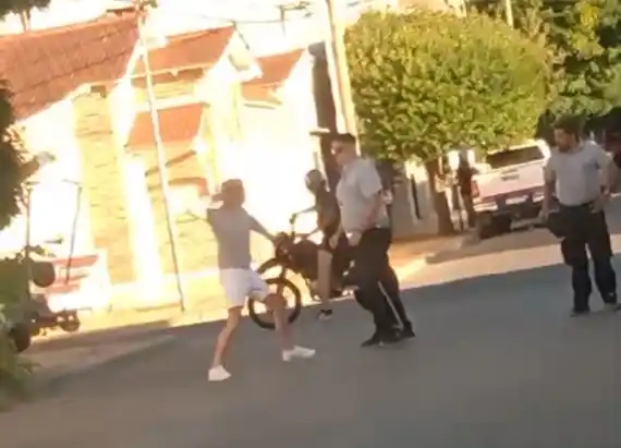 Otros dos agentes de tránsito fueron agredidos en un control