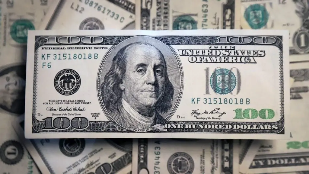 El dólar oficial volvió a subir y superó los $1.300 en bancos