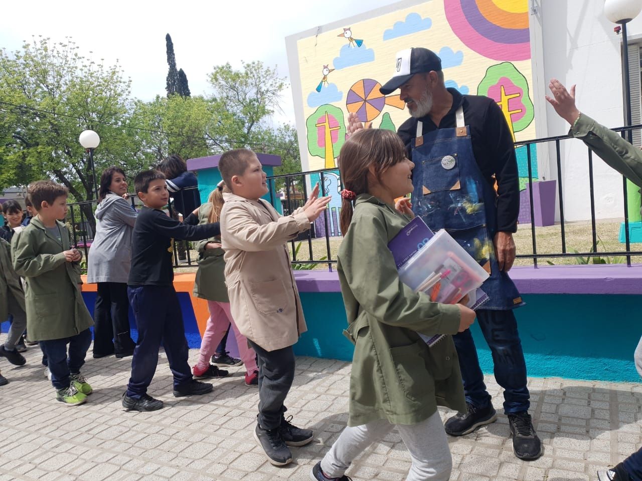 La Escuela Nº 6031 de Rufino, luce un gran mural pintado en conjunto con los niños