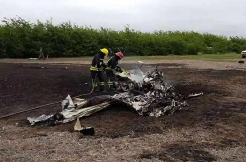 Dos personas murieron al caer una avioneta en una zona rural de Venado Tuerto