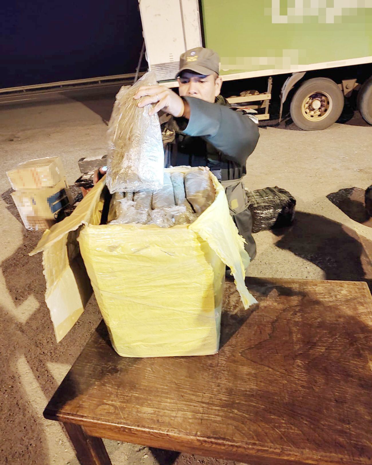 Se presentaron a retirar una encomienda con más de 15 kilos de marihuana