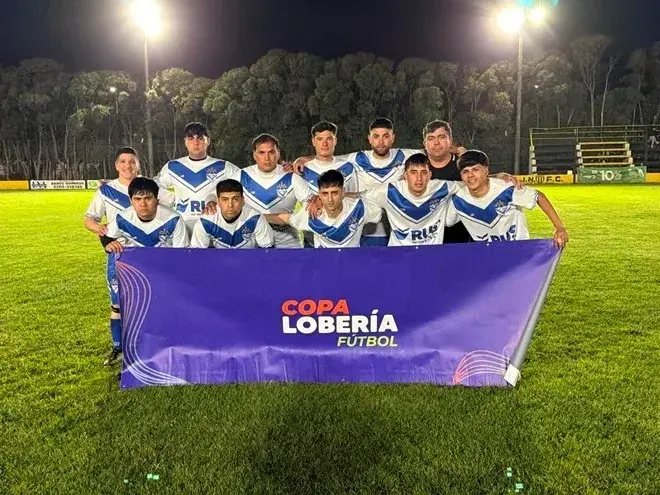 Jugadores. Posan juntos en el campo de juego durante la jornada inaugural de la primera edición de la Copa Lobería.