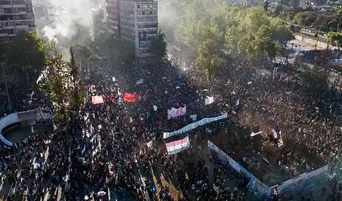 ¡YA PASARON DOS AÑOS! Conmemoración de protestas en Chile termina en saqueos