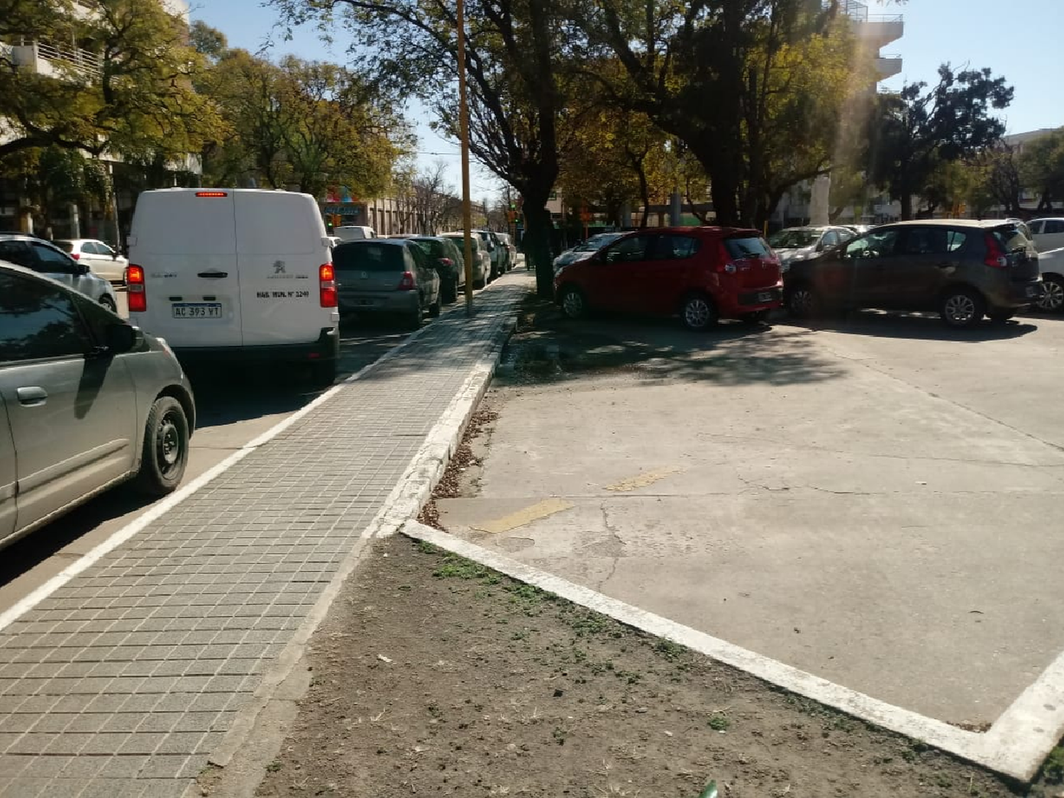 (URGENTE) Roban casi $3 millones de una camioneta estacionada en el cento