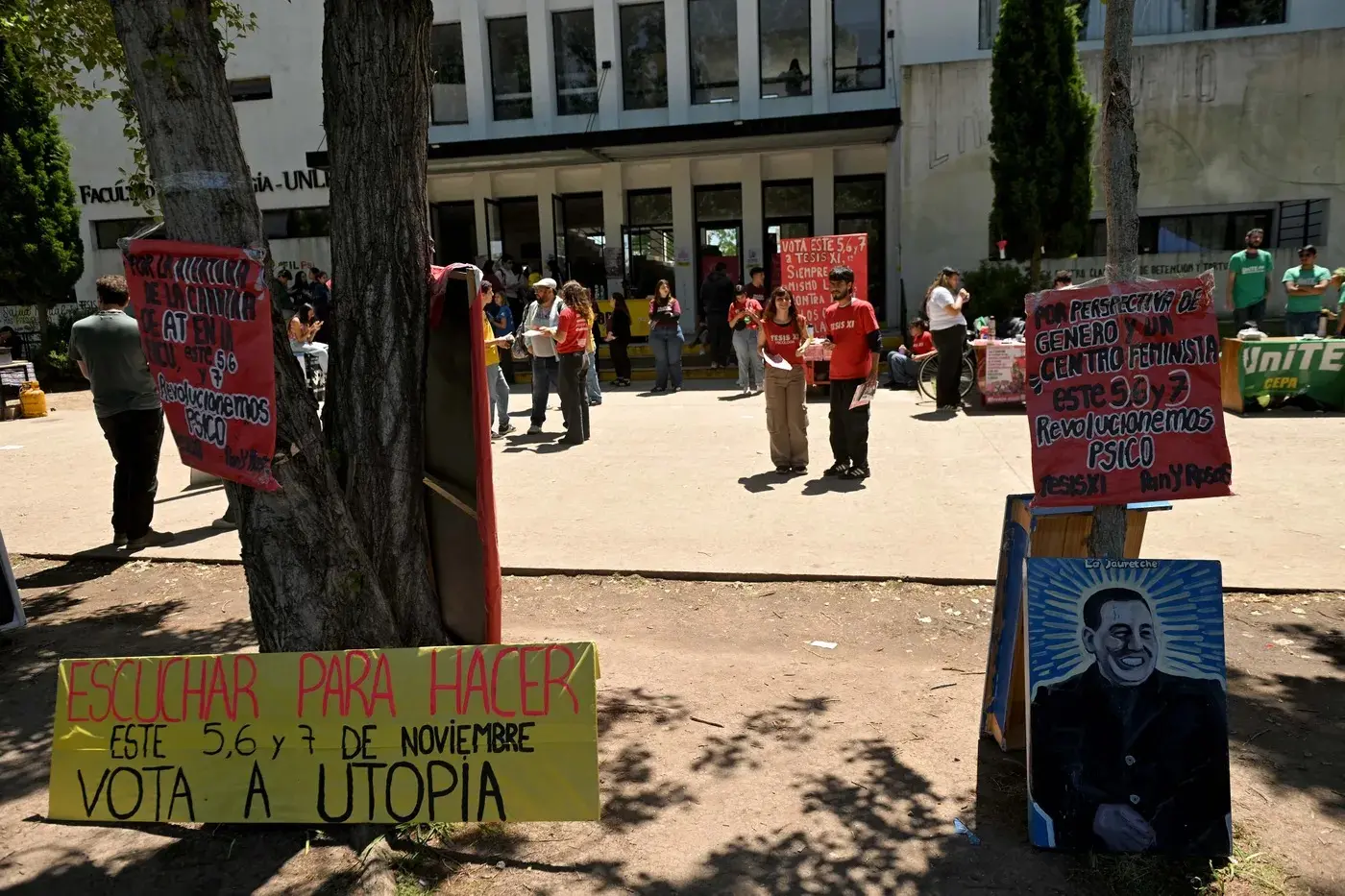 La facultad de Psicología durante la jornada de elecciones de este viernes 7. FOTO: 0221