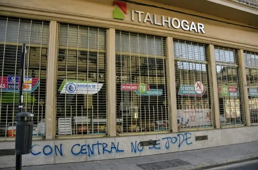 “Con Central no se jode”: así amaneció pintada la esquina de San Juan y Mitre